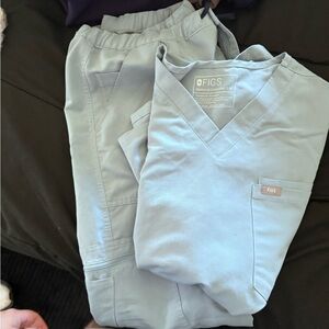 Large bottom XL top Figs men’s scrubs color sky blue straight leg cargo bottom